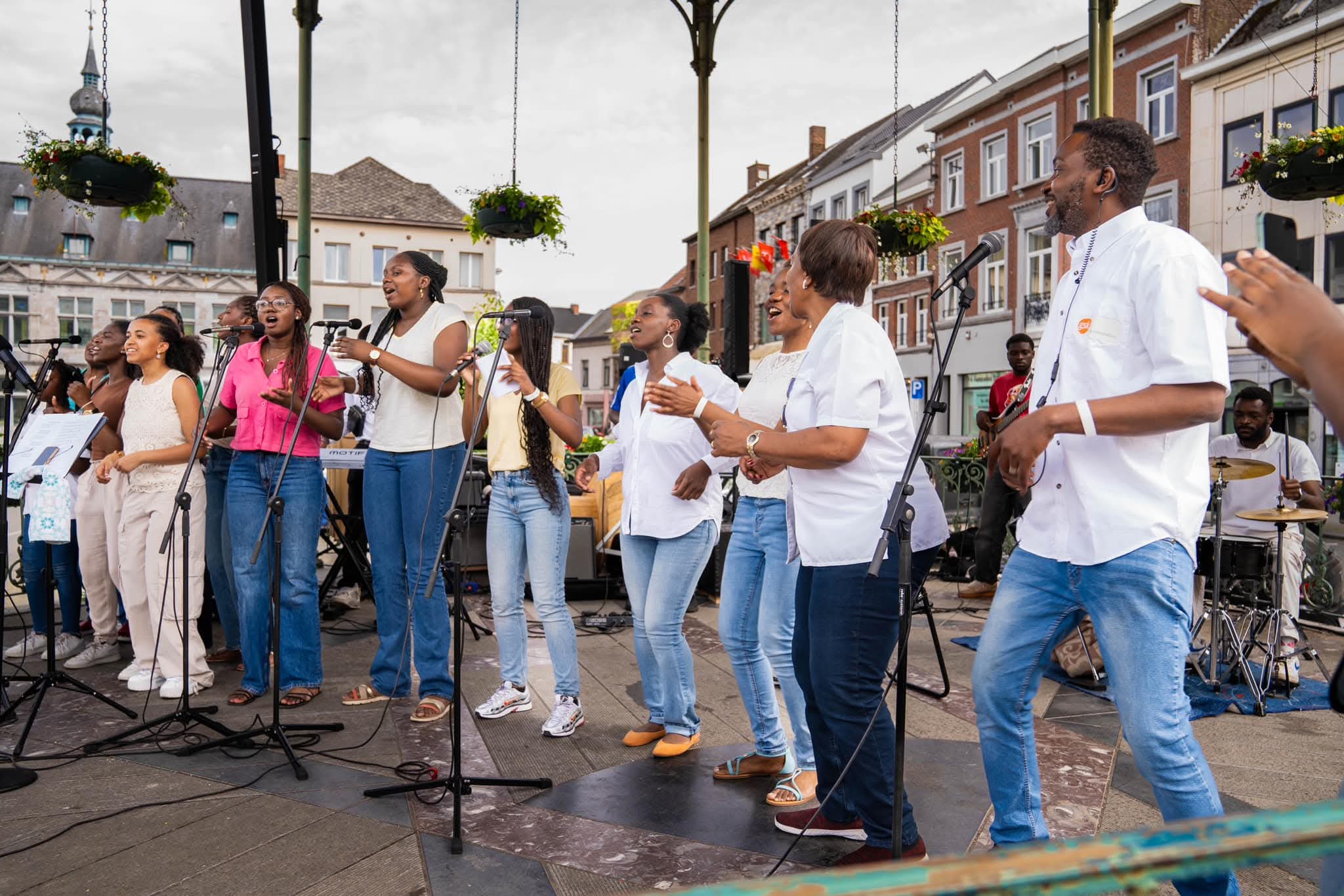 Édition 1 — la chorale en pleine louange sur scène