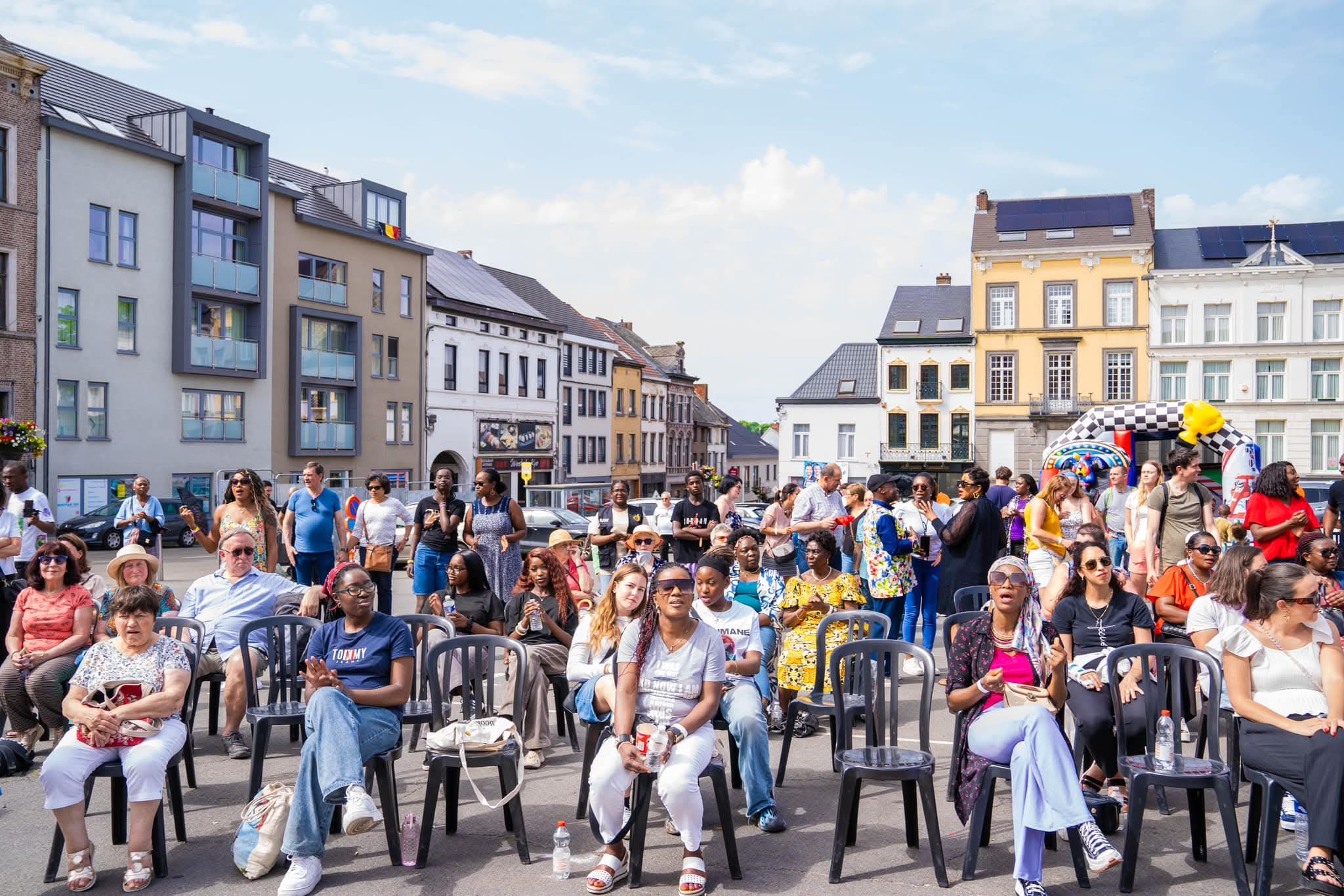 Édition 1 — public assis sur la place, attentif au concert
