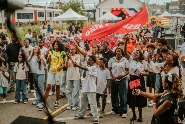 Édition 2 — public en liesse avec un drapeau Jésus-Roi